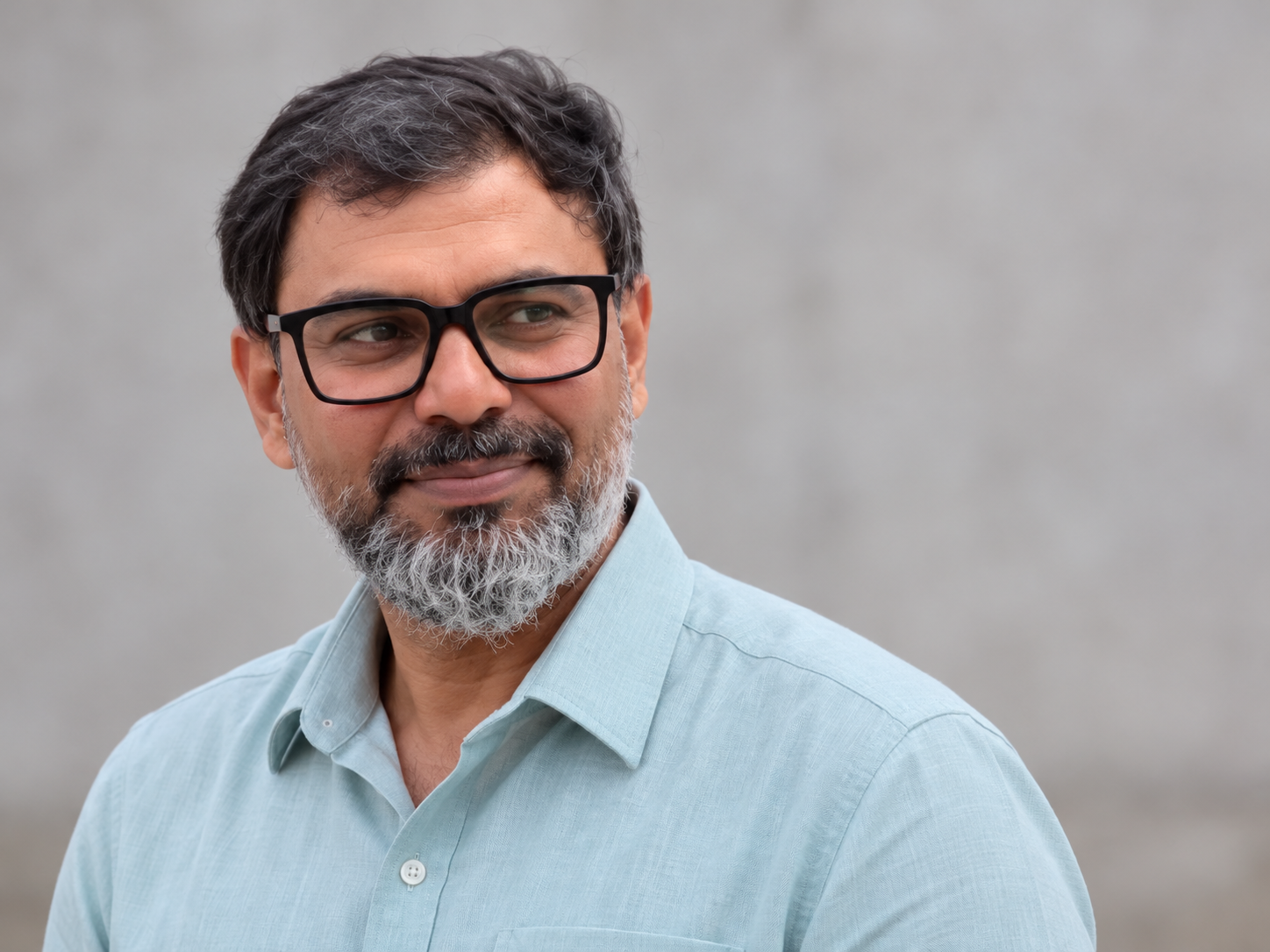 வழங்கப்பட்ட கிறிஸ்டோபர் படத்தின் அடிப்படையில் முகத் திசையும் சட்டை நிறமும் செயற்கை நுண்ணறிவால் மாற்றப்பட்ட உருவப்படம்; அசல் புகைப்படம் அல்ல